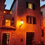 And Desideria Apartment Split