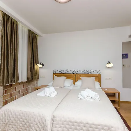 And Desideria Apartment Split